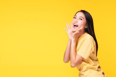 Şaşırtıcı bir şekilde genç bir kadın ağzını kapatıyor. Satılık promosyon ürünlerine bakarken heyecanlanıyor. Ya da izole edilmiş sarı arka planda boş fotokopi alanı arıyor..