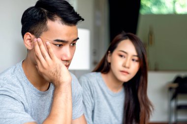 Sorunlu çift evliliği kavramı. Mutsuz koca, sorunlu bir krizden endişe ediyordu. Karısıyla tartıştıktan sonra, evdeki kanepede oturuyordu..