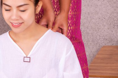 Sağlık hizmeti spa ve masaj Thai konsepti. Taylandlı masöz kadının ellerini kapat. Müşteri için masaj boynu yaptırıyor. Spa salonunda yüz masajı tedavisi, bütünsel masaj tedavisi gören bir kız..