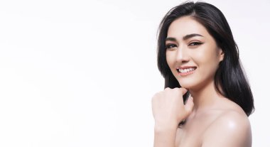 Güzellik, kozmetik, sağlıklı, tedavi, cilt bakımı ve kaplıca konsepti. Asyalı genç bir kadın temiz ciltli kameraya bakıyor. İzole edilmiş beyaz arka planda mükemmel bir tedavide olan genç..