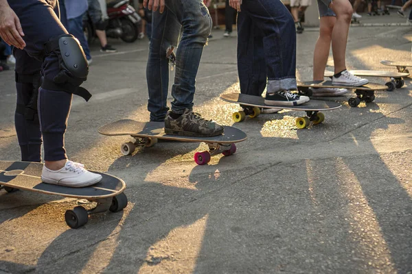 Activity Freizeit Skateboard Lifestyle Konzept Beingruppe Von Sportlern Mit Surfskate — Stockfoto