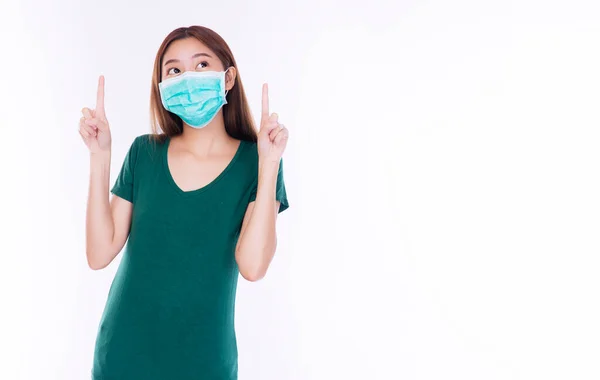 Positiv Ung Kvinna Bär Säkerhet Medicinsk Mask Skydd Från Inandning — Stockfoto