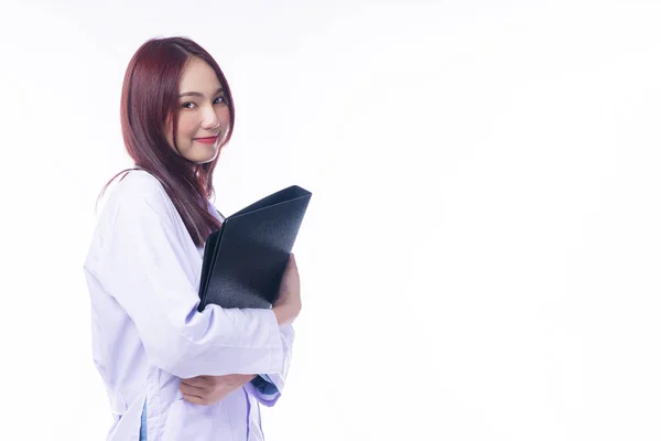 Joyeux Jeune Femme Médecin Uniforme Avec Stéthoscope Tenant Presse Papiers — Photo