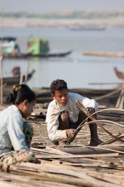 Mandalay, Burma. 30 Kasım 2011: Asya insanlar zor günlük çalışma
