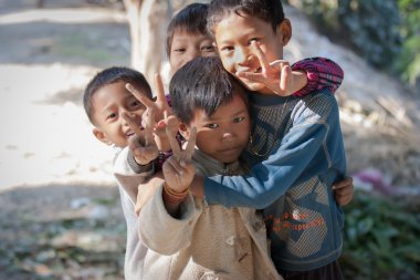 Mandalay, Burma. 30 Kasım 2011: Çocuk sokakta sarılma ve mutlu