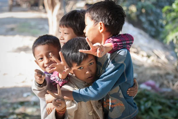 Mandalay, Birmanie. 30 novembre 2011 : Des enfants dans la rue serrés dans leurs bras et heureux — Photo