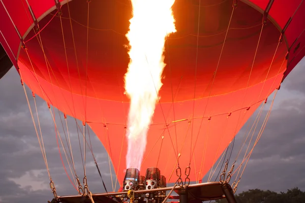 Hava balonu başlamadan önce uçakla brülör — Stok fotoğraf