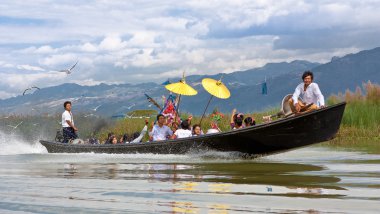 Myanmar, Ingle Gölü 03.12.2011, Festival parti bir teknede yarış Asyalılar
