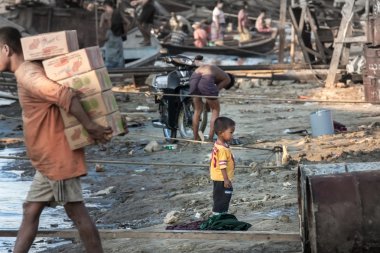 Mandalay, Myanmar. 28 Kasım 2011. Sahilde duran küçük çocuk