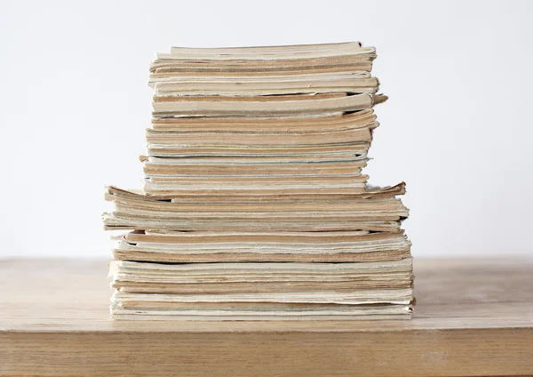 Стареющие бумажные документы на деревянном столе — стоковое фото