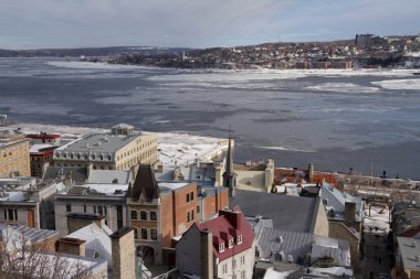 Quebec, Kanada - 03 Şubat 2016: Eski Quebec city ve St. Lawrence Nehri yukarıdan görünüm dondurulmuş