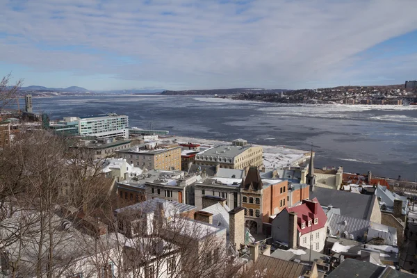 Quebec, Kanada - 03 Şubat 2016: Eski Quebec city ve St. Lawrence Nehri yukarıdan görünüm dondurulmuş