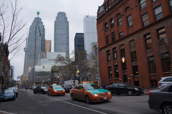 Toronto, Kanada - 27 Ocak 2016: Taksi downtow yılında trafik