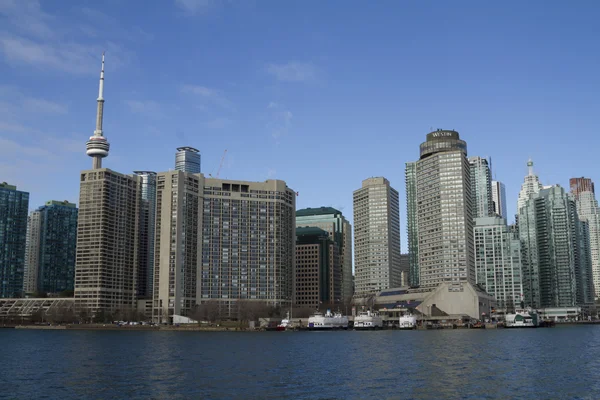 Toronto, Kanada - 28 Ocak 2016: Toronto manzarası göl