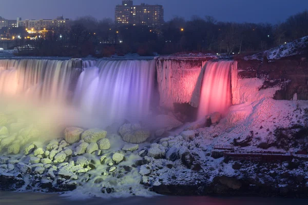 Niagara Falls renkli ışıkları ile gece dondurulmuş