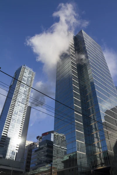 Toronto, Kanada - januari 30, 2016: Skyskrapor och skorsten — Stockfoto