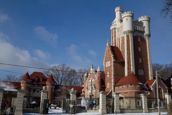 Toronto, Kanada - 30 Ocak 2016: Casa Loma ahırlar ve ana Castle yakınındaki Hunting Lodge