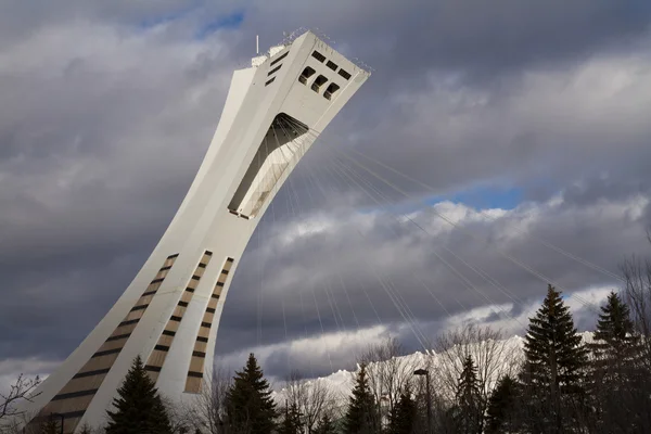 Montreal olimpik Stadyumu kulesi. Yüksek eğimli kulenin