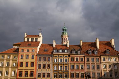Varşova tarihi ana kare cepheler, eski kasaba pazar yeri.