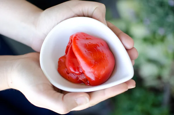 Ahşap bir masa üzerinde bir tavada and patates