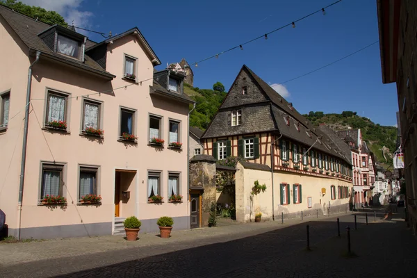 Route de la ville de Bacharach et vue sur le château Stahleck dans la région du Rhin, G — Photo