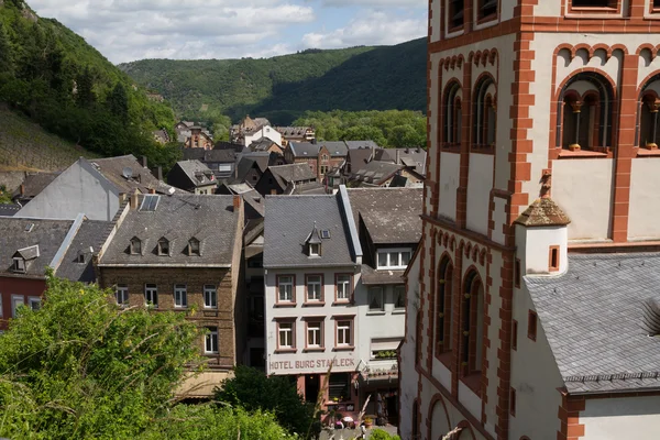 Bacharach şehir alanında Ren Nehri, Almanya.
