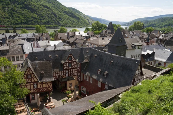 Bacharach şehir alanında Ren Nehri, Almanya.
