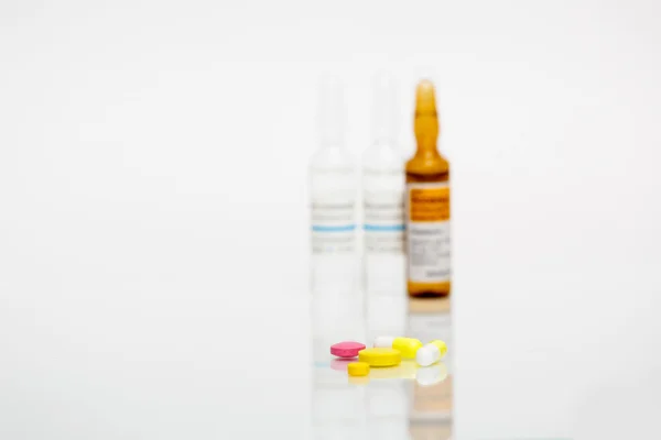İlaçlar beyaza izole edilmiş