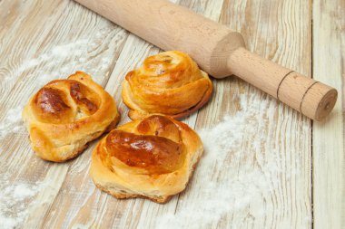 buğday ekmeği, tarçın, haddeleme pin, yemek ile masaya rulo,