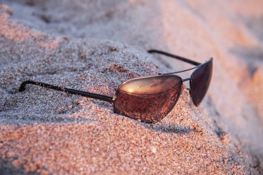 günbatımı güneş gözlüğü denizde üzerinde