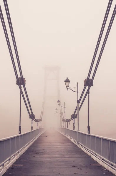 霧の中の橋は ロイヤリティフリーのストック写真