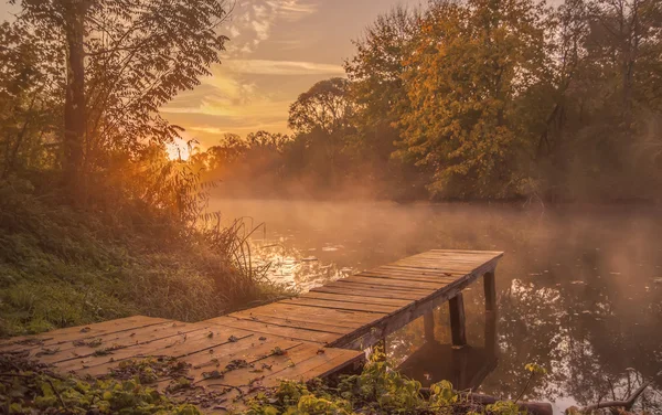 朝の川の岸に木製 Landscape.bridge フロスト ストック写真
