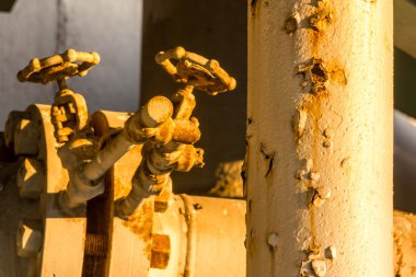 gün batımında Paslı boruları ile eski rafineri