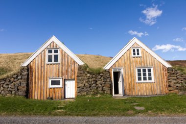toprağa gömülü geleneksel İzlanda evleri
