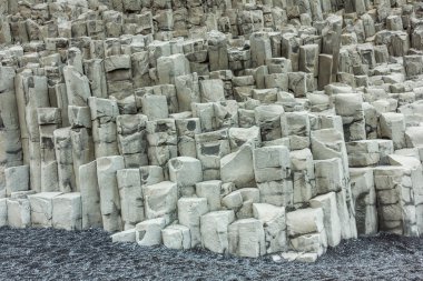 Altıgen bazalt kaya oluşumları ile icleand Beach'te Vik