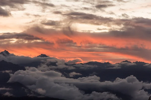 Schilderachtige zonsondergang over de bergen op een rode lucht — Stockfoto