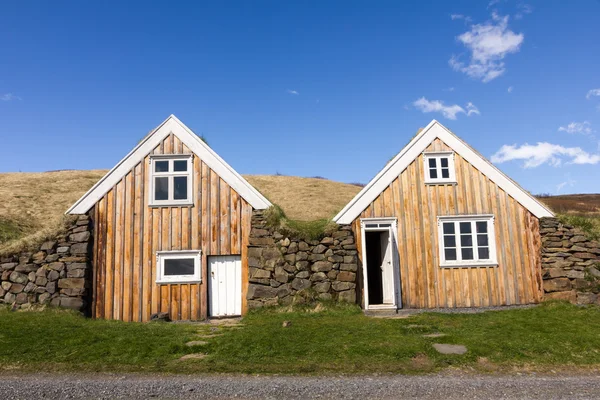 Traditional icelandic houses buried in the ground — Stock Photo, Image