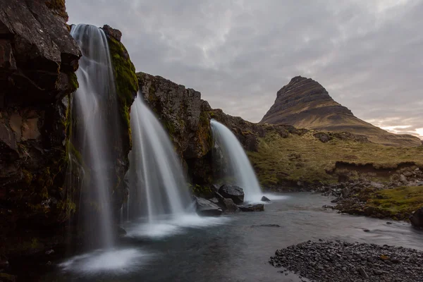 Vattenfall och Kirjufell - Island — Stockfoto