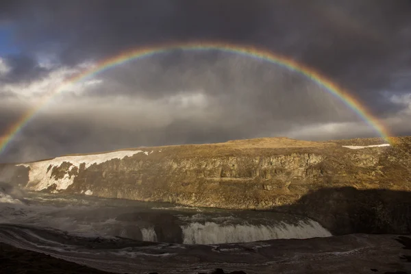 Regenbogen über Wasserfall — Stockfoto