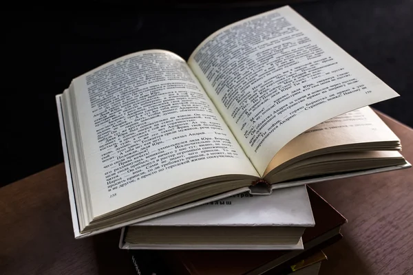 Birkaç kitap ve bir açık