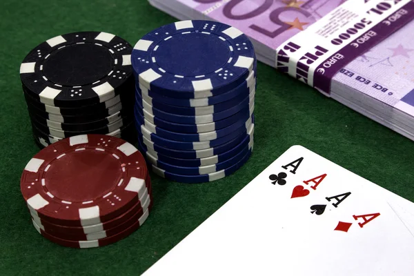 Poker fişleri, kartı ve para