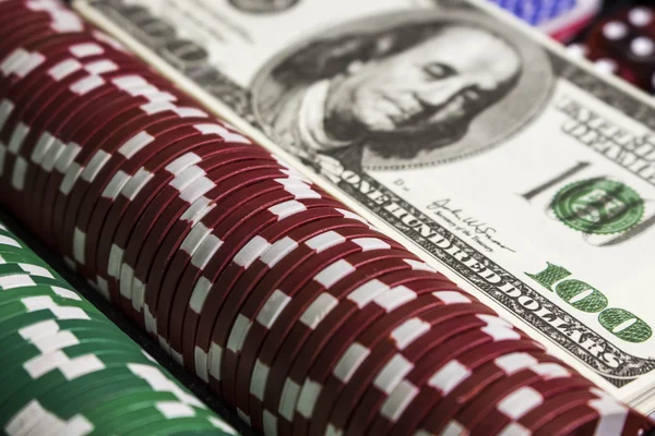 Żetony do pokera z kilka dolarów — Zdjęcie stockowe