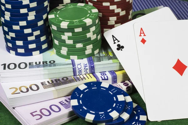 Fichas de poker con un montón de euros — Foto de Stock