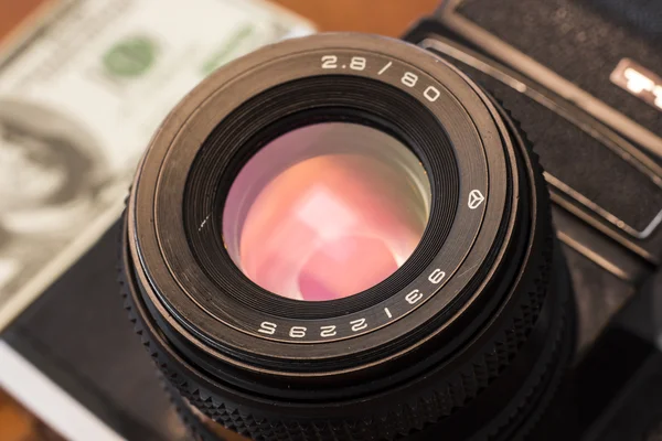 Antykami kamery z dużą ilością dolarów — Zdjęcie stockowe