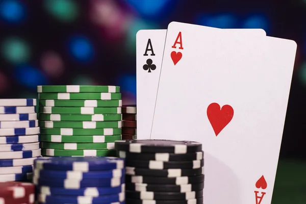 Twee aas met een heleboel pokerfiches — Stockfoto