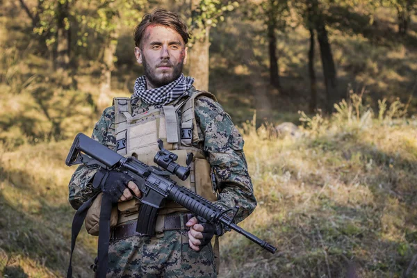 Asker silahla ormanda