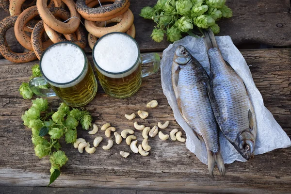 Пиво, соленая рыба и кешью — стоковое фото