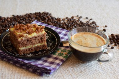  Kahve köpüğü ve ev yapımı kek bir dilim ile