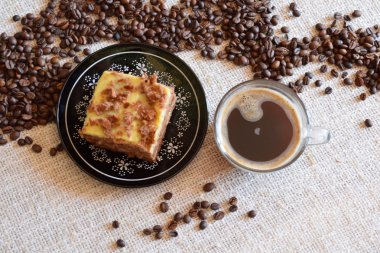  Fincan kapuçino ve ev yapımı kek parçası