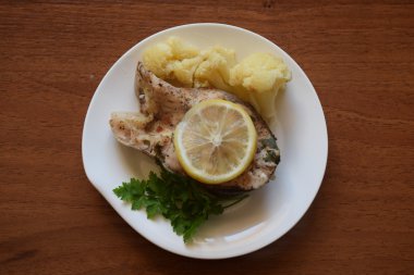 Fırında Balık beyaz plaka üzerinde bir parça